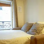 Beautiful Bright Studio Close To Monceau Park