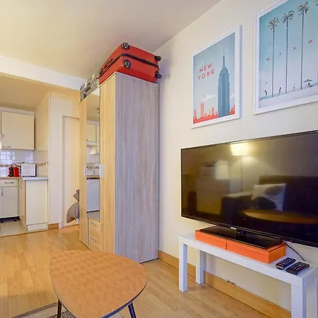Beautiful Bright Studio Close To Monceau Park Appartamento Parigi